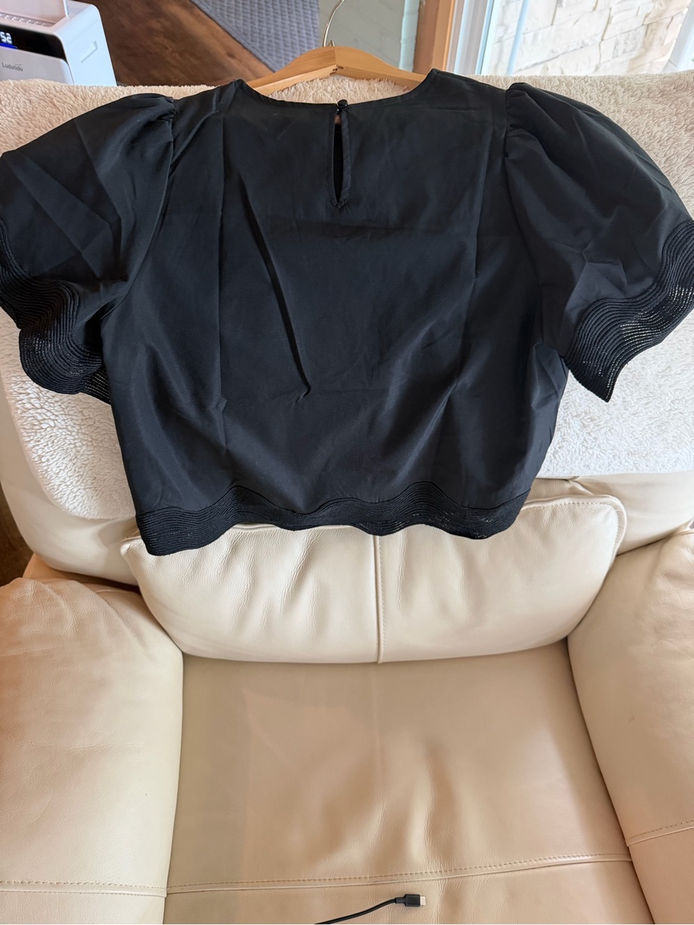 Black Puff-Sleeve Scalloped Crop Top - Women